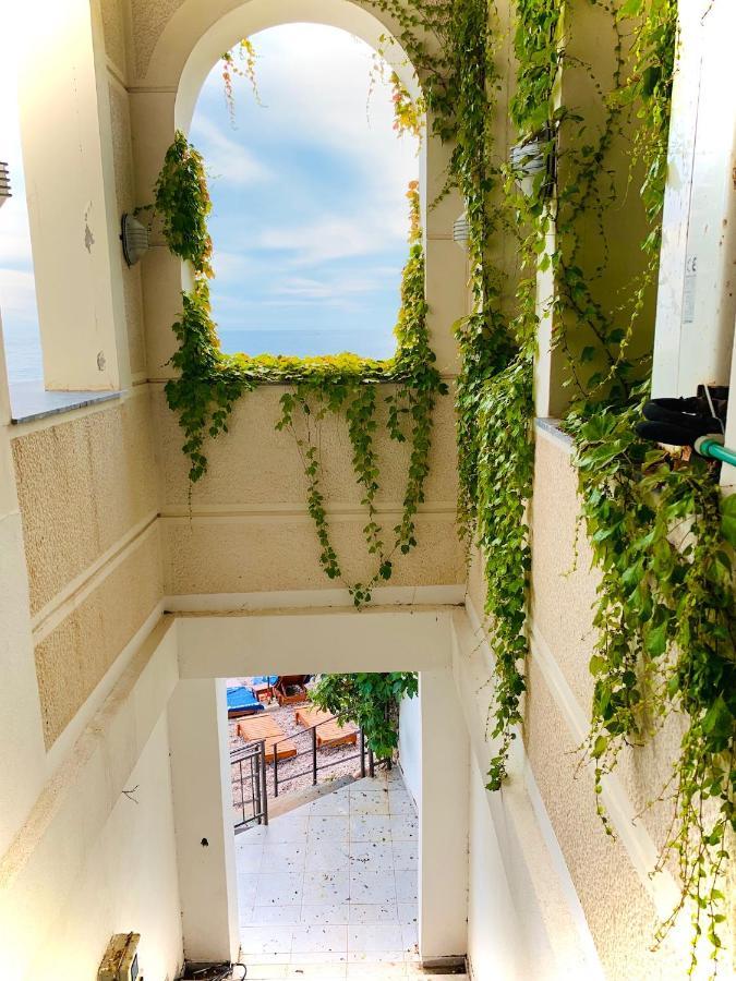 Sound Of The Sea Apartment Sveti Stefan Exteriör bild